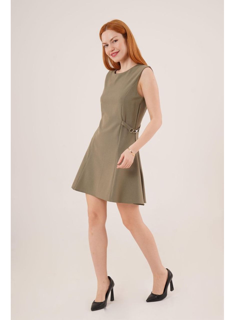 Yanları Zincir Detaylı Sıfır Kol Haki Mini Elbise