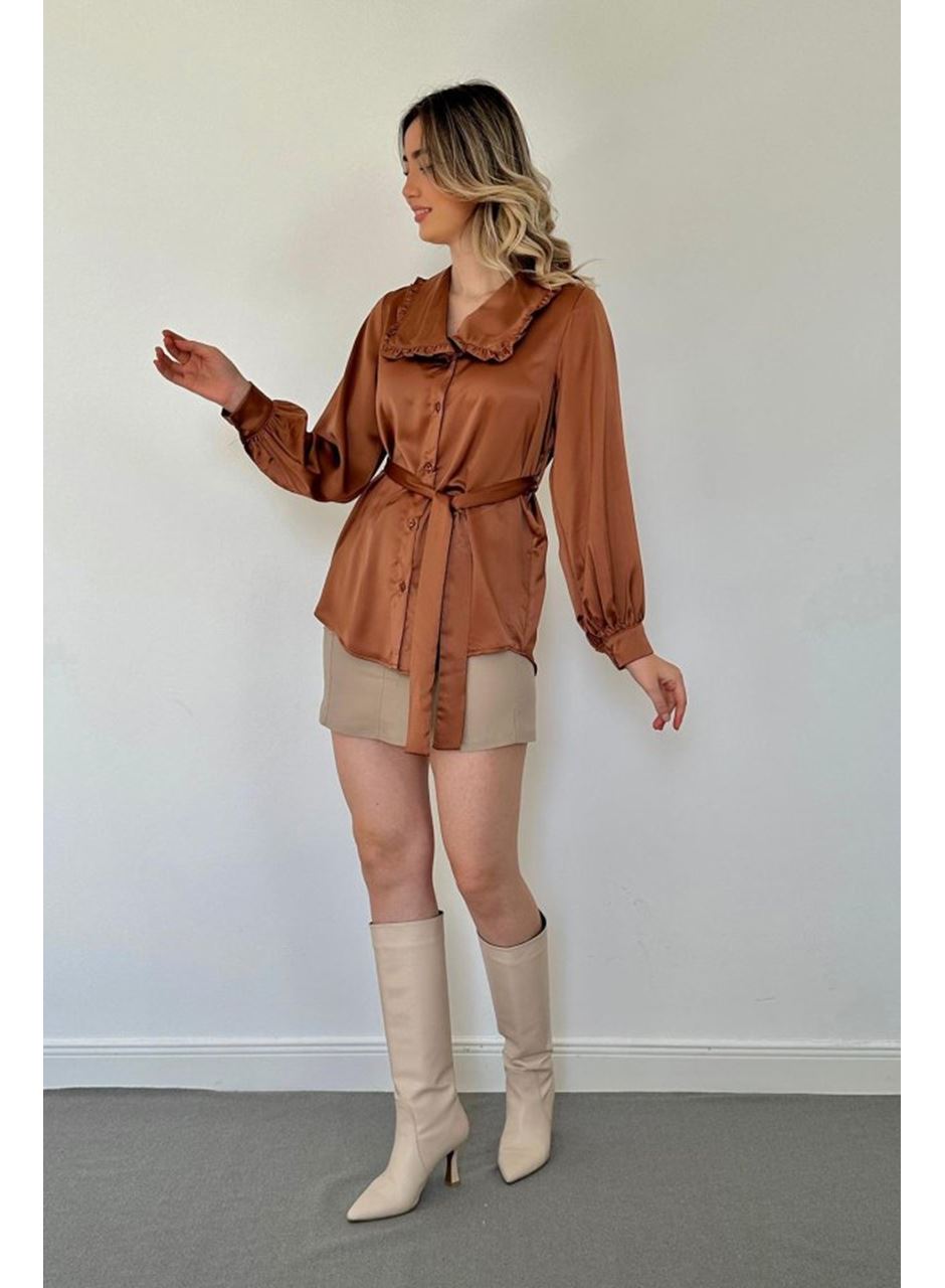 Kahverengi Yakası Fırfırlı Kuşaklı Saten Gömlek