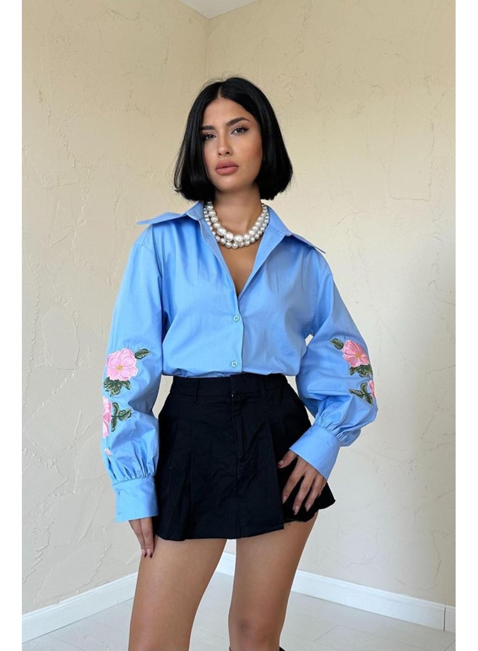 Mavi Kollarında Gül Nakışlı Gömlek