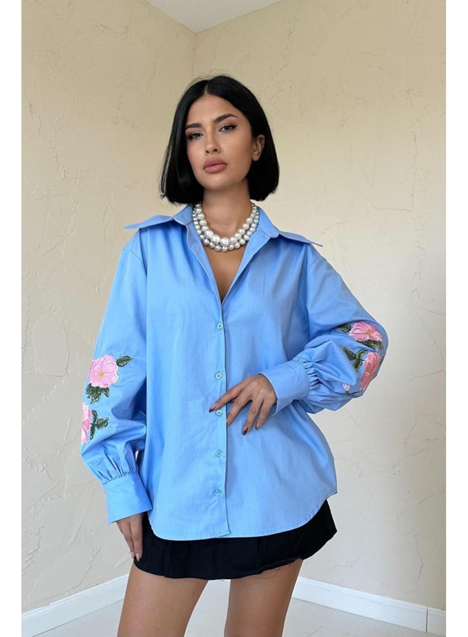 Mavi Kollarında Gül Nakışlı Gömlek