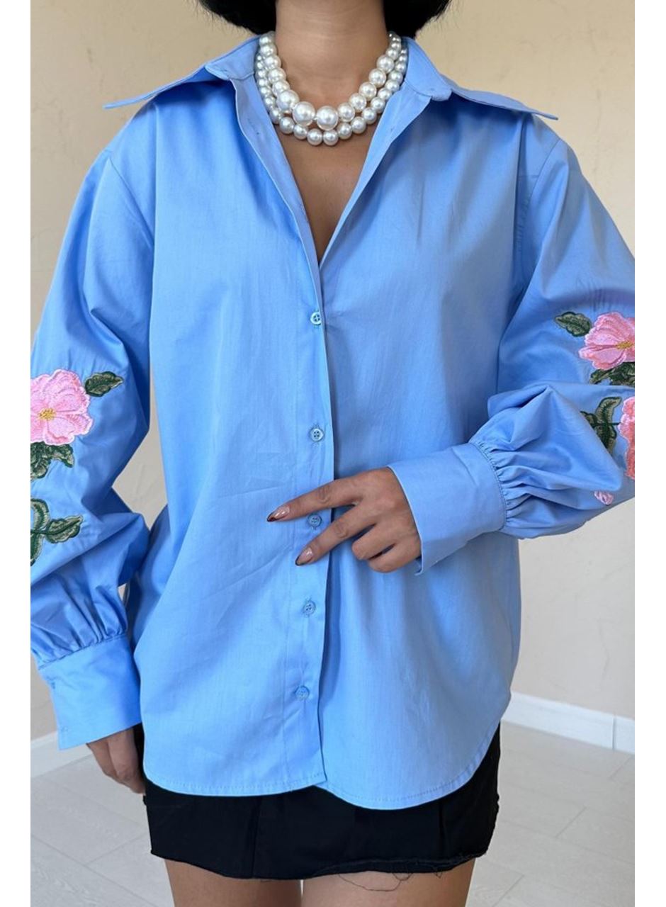 Mavi Kollarında Gül Nakışlı Gömlek