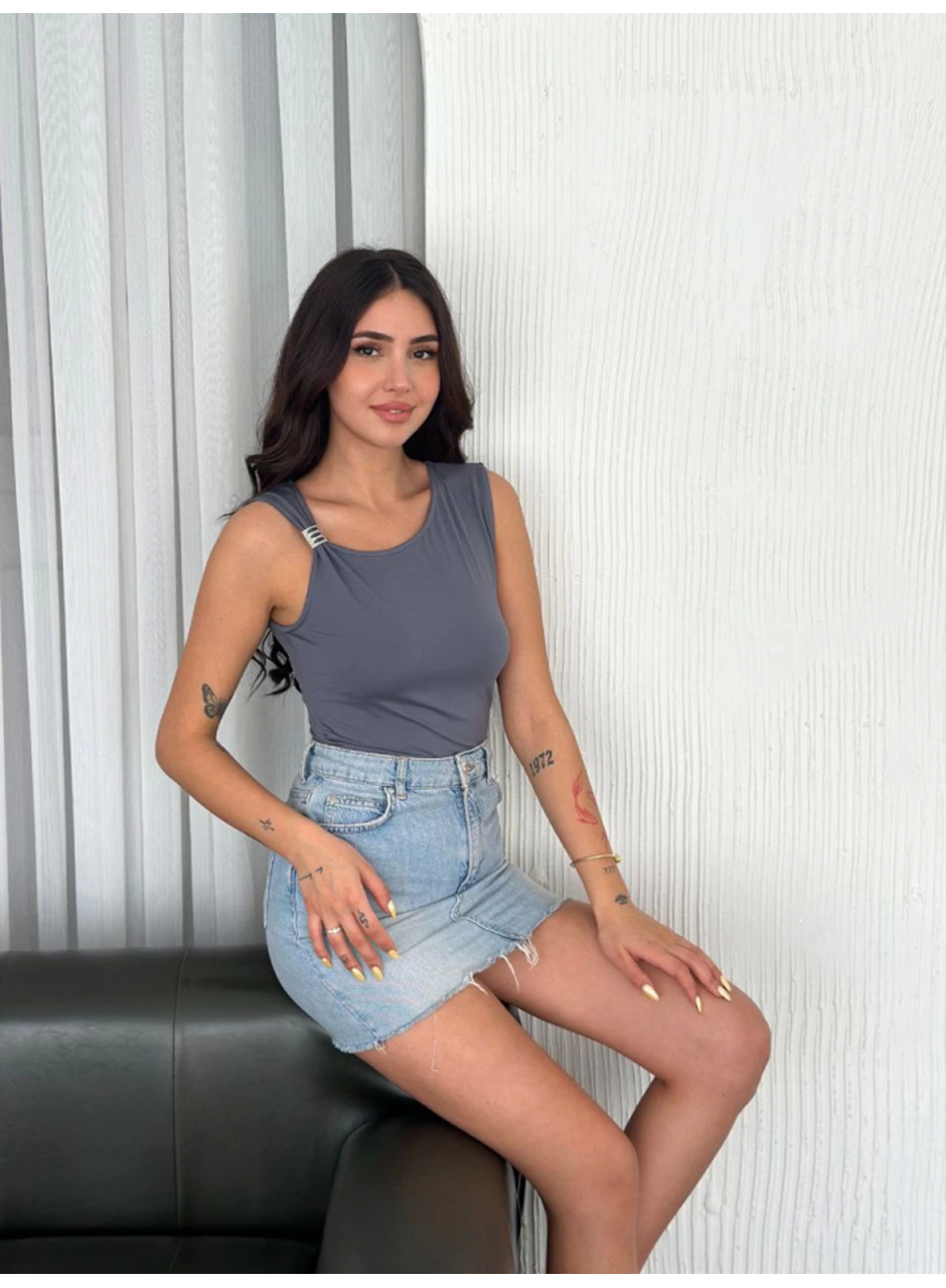 Osy Modal Yumuşak Dokulu Kumaş Bisiklet Yaka Sıfır Kol Bluz Omuz Toka Aksesuar Detaylı - Antrasit