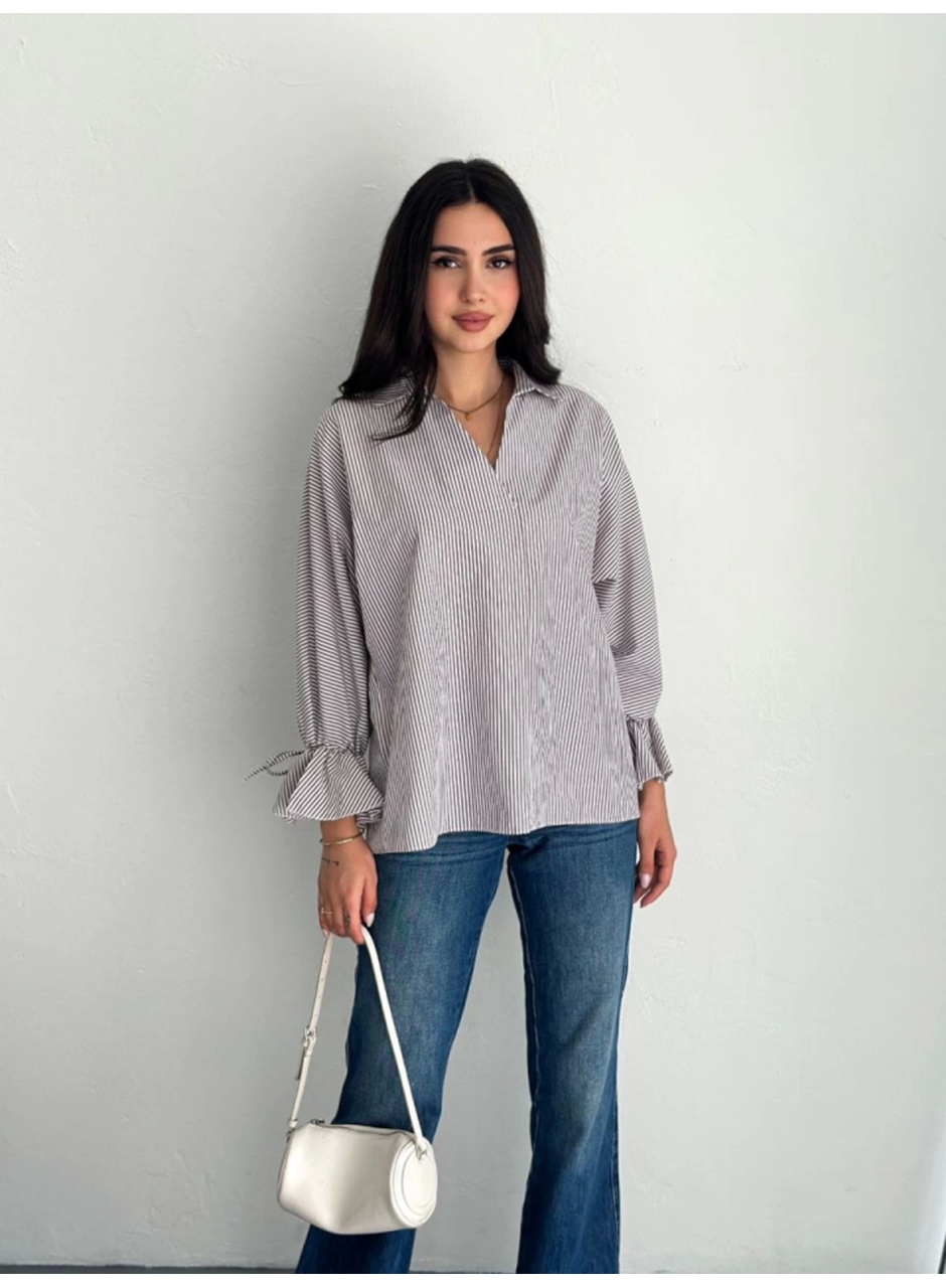 Arkası Asimetrik Yırtmaç Kesim Detaylı Cizgili Bluz Gömlek - Gri