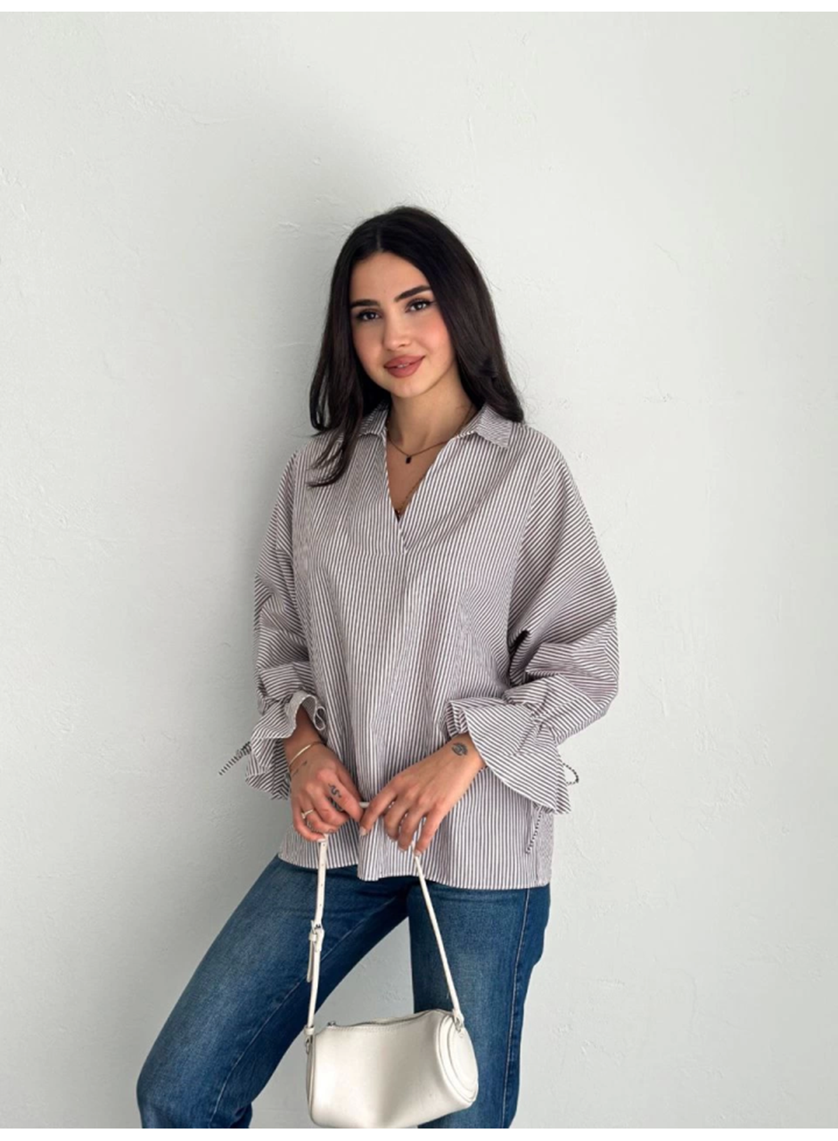 Arkası Asimetrik Yırtmaç Kesim Detaylı Cizgili Bluz Gömlek - Gri