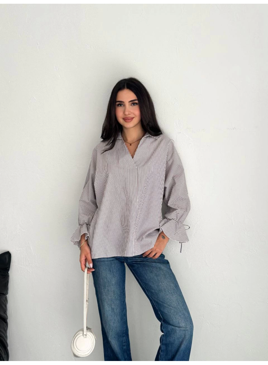 Arkası Asimetrik Yırtmaç Kesim Detaylı Cizgili Bluz Gömlek - Gri