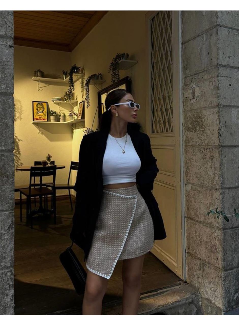 ŞANELKAPAKLI ÇOBAN DİKİŞ DETAYLI KISA ETEK - Bej