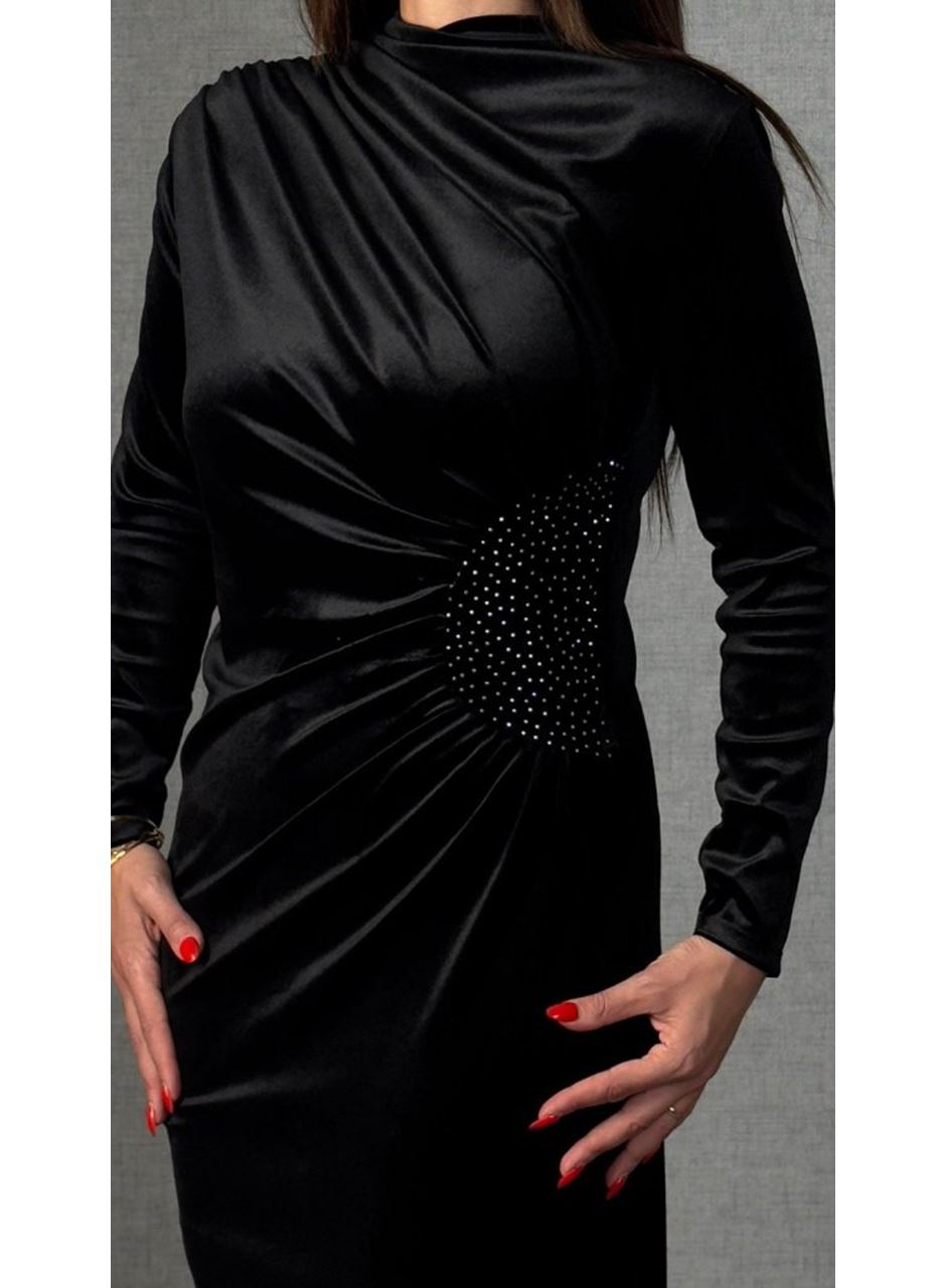 Kadı Uzun Kollu Omuzdan Büzgülü Yandan Taş Detaylı Uzun Kadife Elbise