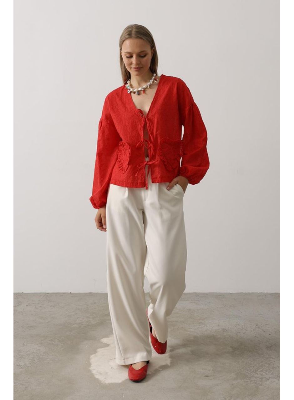Kalp Detaylı Bağlamalı Brode Bluz - Kırmızı
