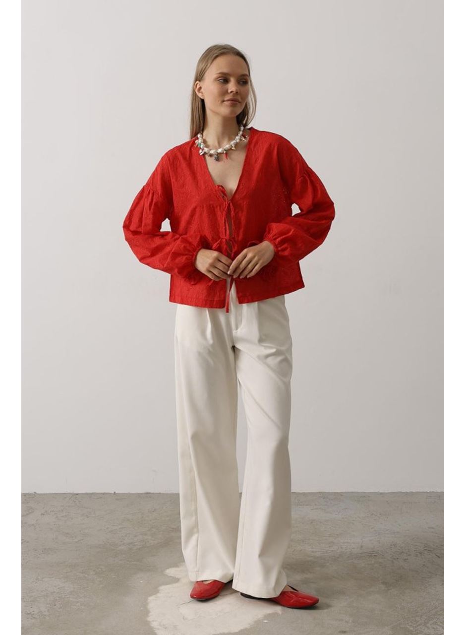 Kalp Detaylı Bağlamalı Brode Bluz - Kırmızı