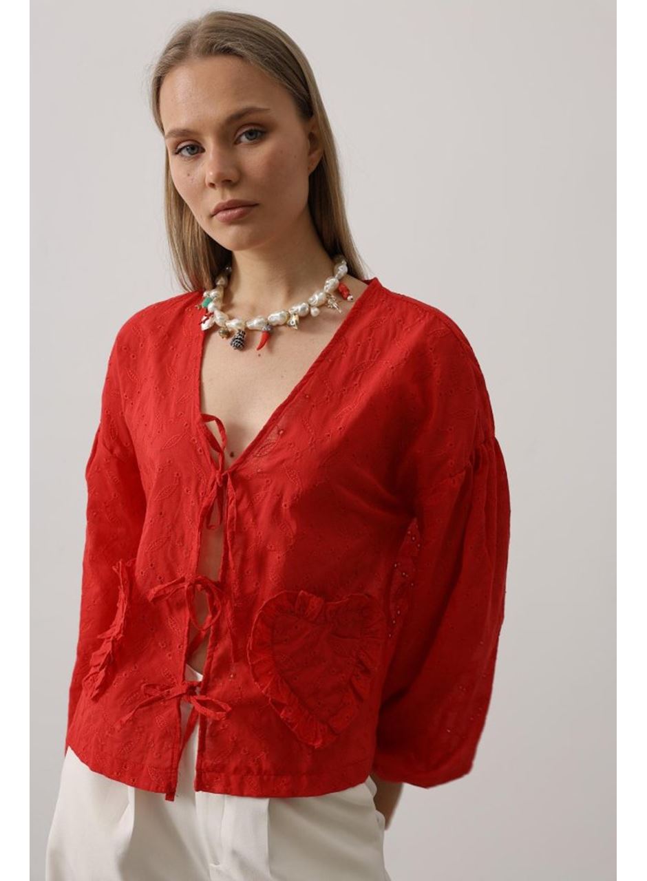 Kalp Detaylı Bağlamalı Brode Bluz - Kırmızı