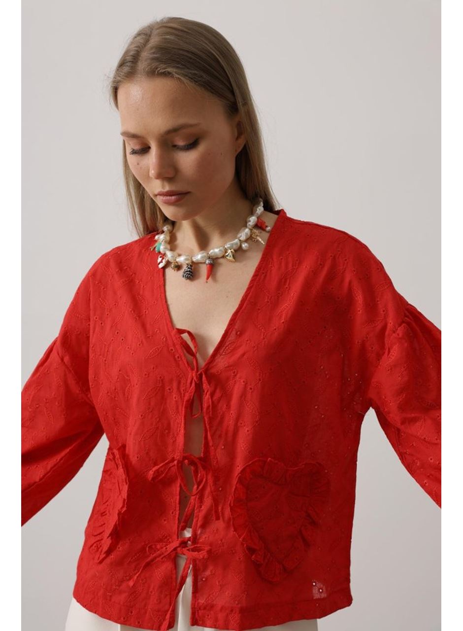 Kalp Detaylı Bağlamalı Brode Bluz - Kırmızı