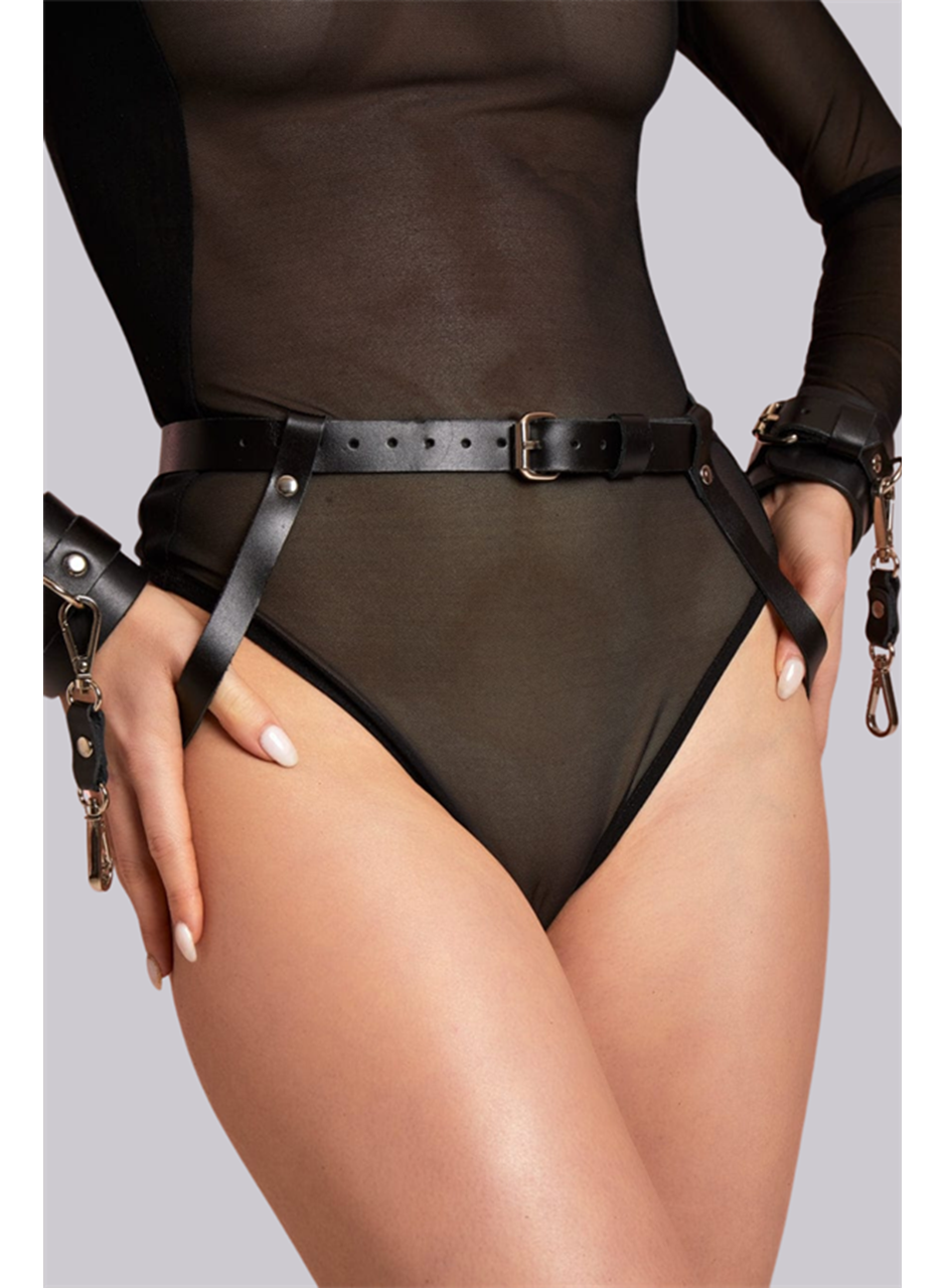 Arkadan ve Önden Bağlanabilir Siyah Deri Bilekli Fantezi Harness