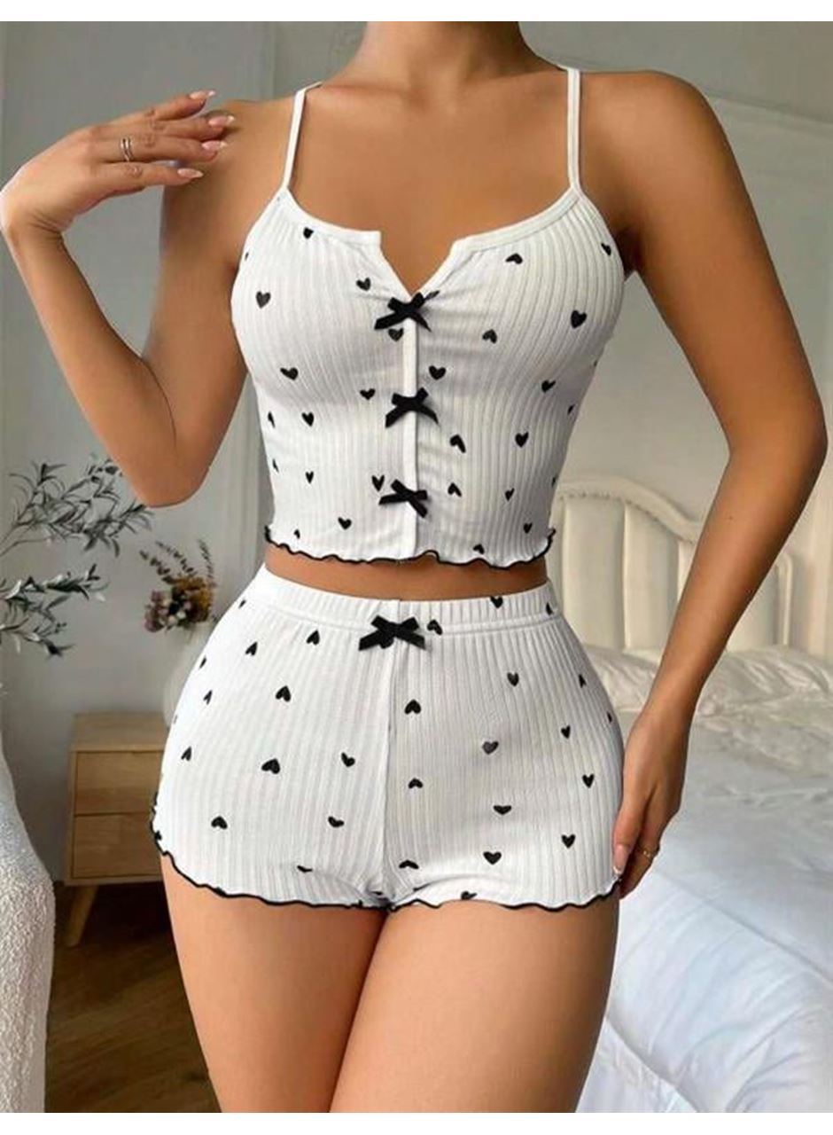 Beyaz Üstüne Siyah Kalp Desenli Askılı Şortlu Pijama Takımı