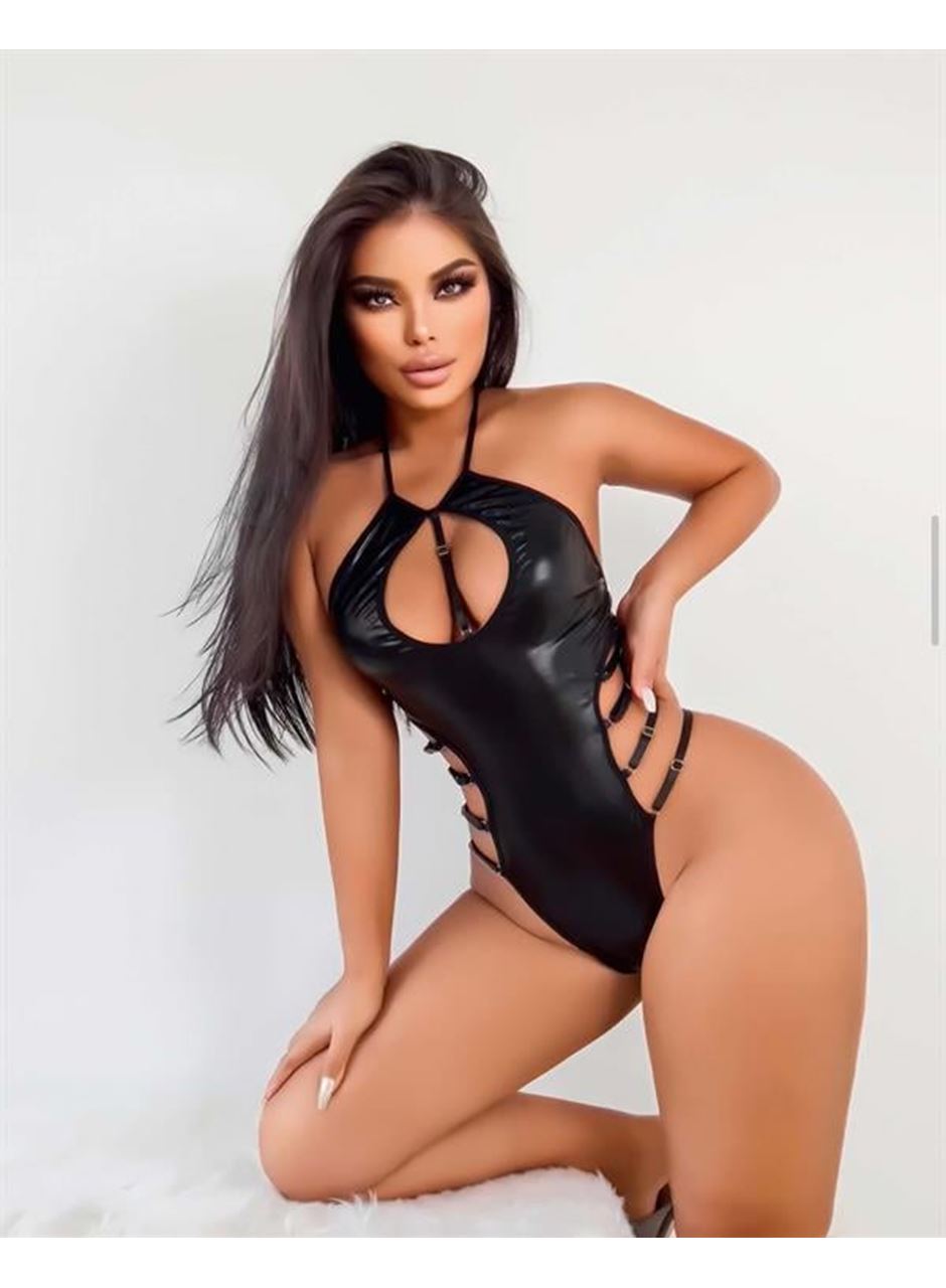 Siyah Göğüs Dekolteli Fantezi Parlak Deri Body