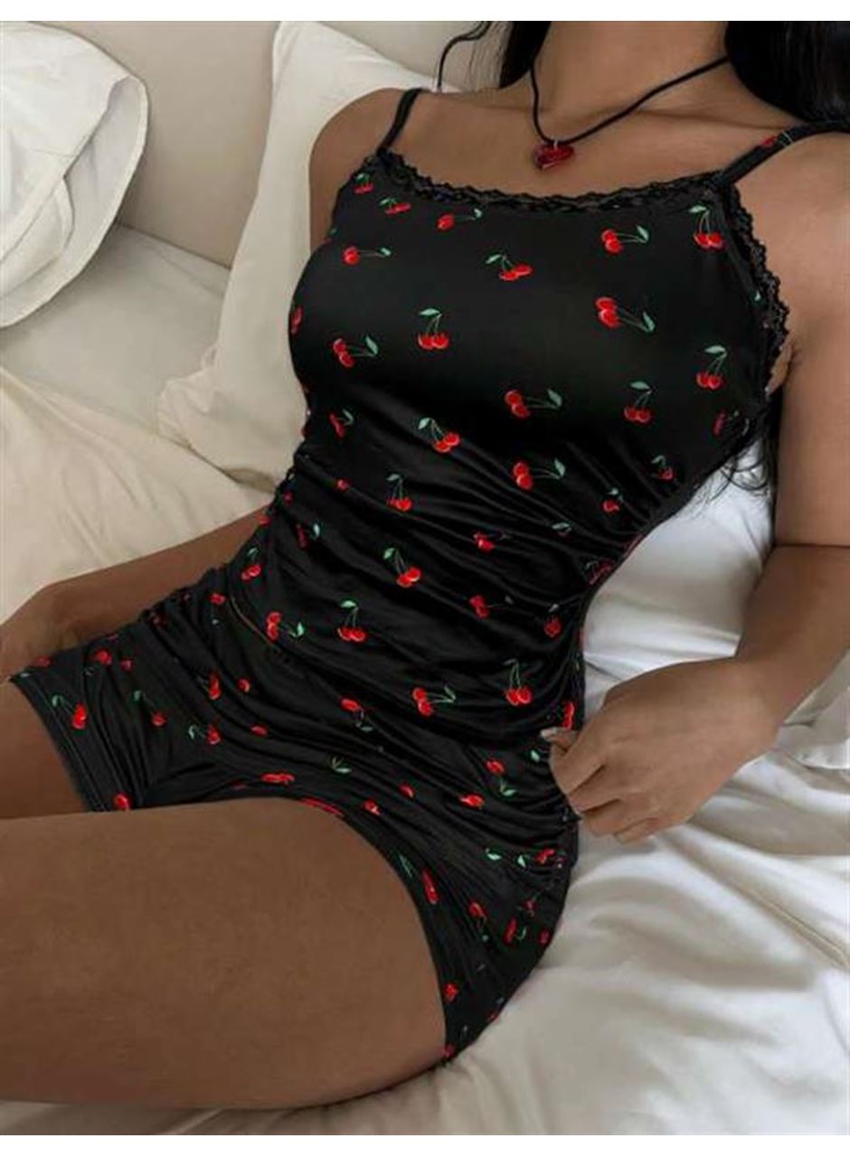 Siyah Üstüne Kiraz Desenli Dantel İşlemeli Askılı Şortlu Pijama Takımı
