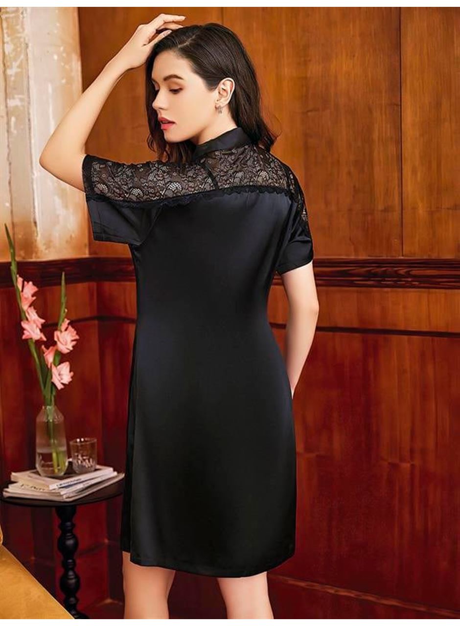 Özel Tasarım Dantel İşlemeli Şık Göğüs Dekolteli Yırtmaçlı Sabahlıklı 2'li Siyah Saten Gecelik Takımı