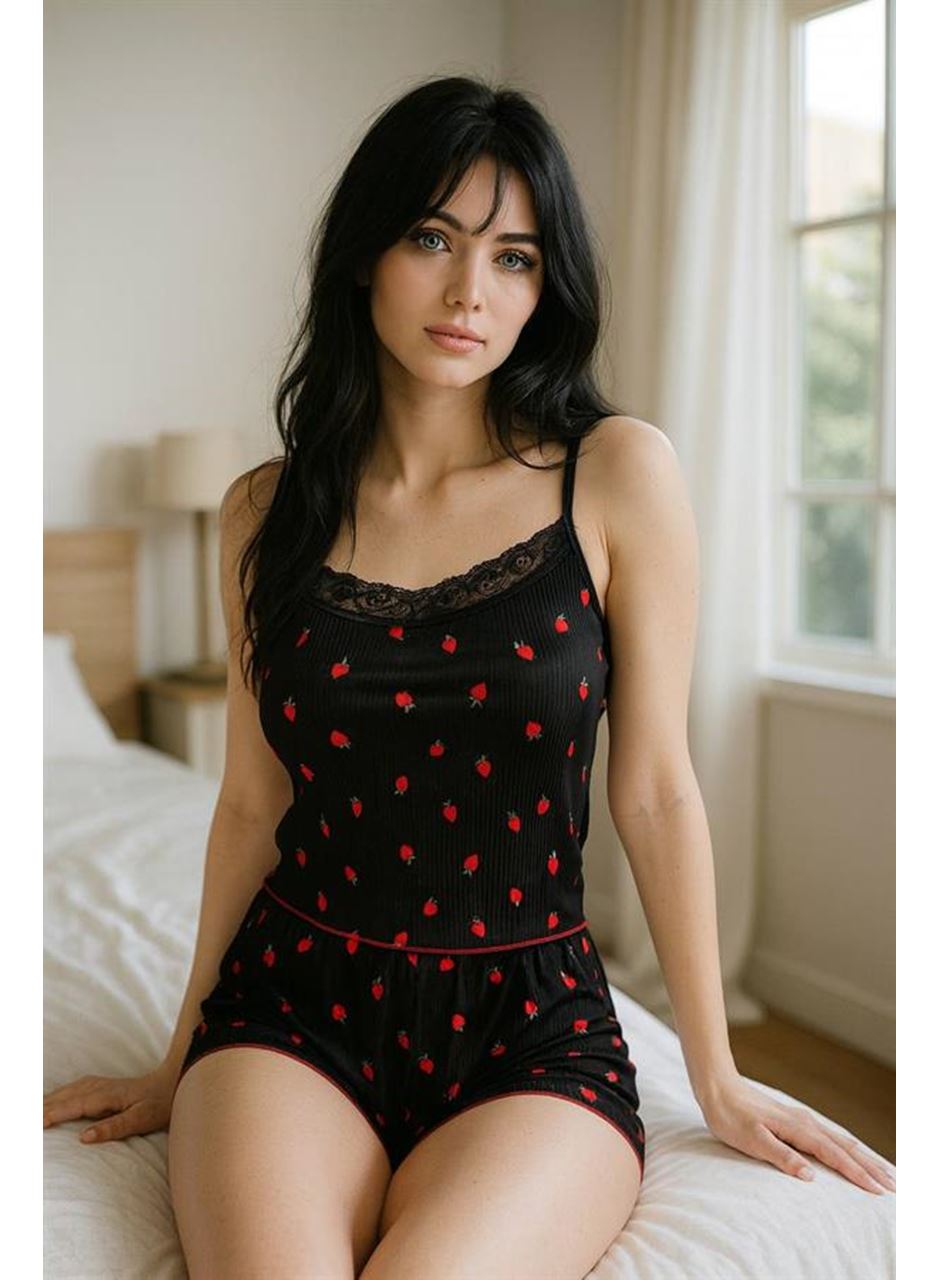 Siyah Üstüne Çilek Desenli Askılı Şortlu Pijama Takımı