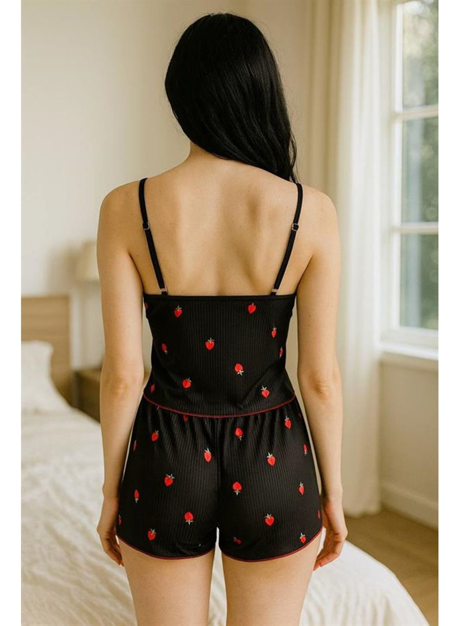 Siyah Üstüne Çilek Desenli Askılı Şortlu Pijama Takımı