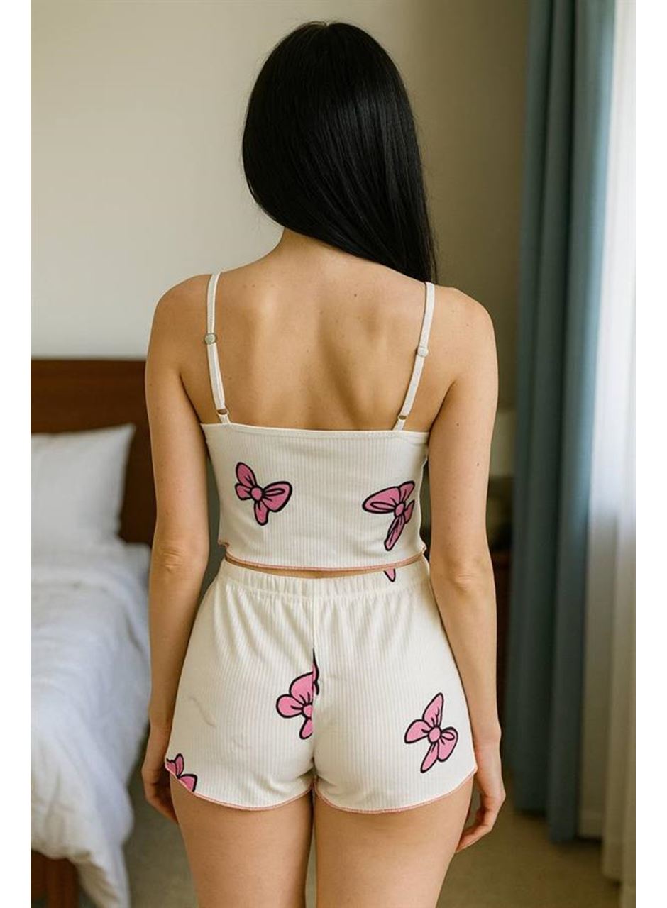 Beyaz Üstüne Kelebek Desenli Askılı Şortlu Pijama Takımı
