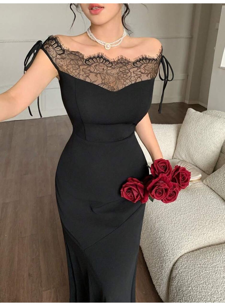 Kadın Göğüs Ve Yakası Dantel Detaylı Kayık Yaka Görünümlü Uzun Ithal Krep Elbise