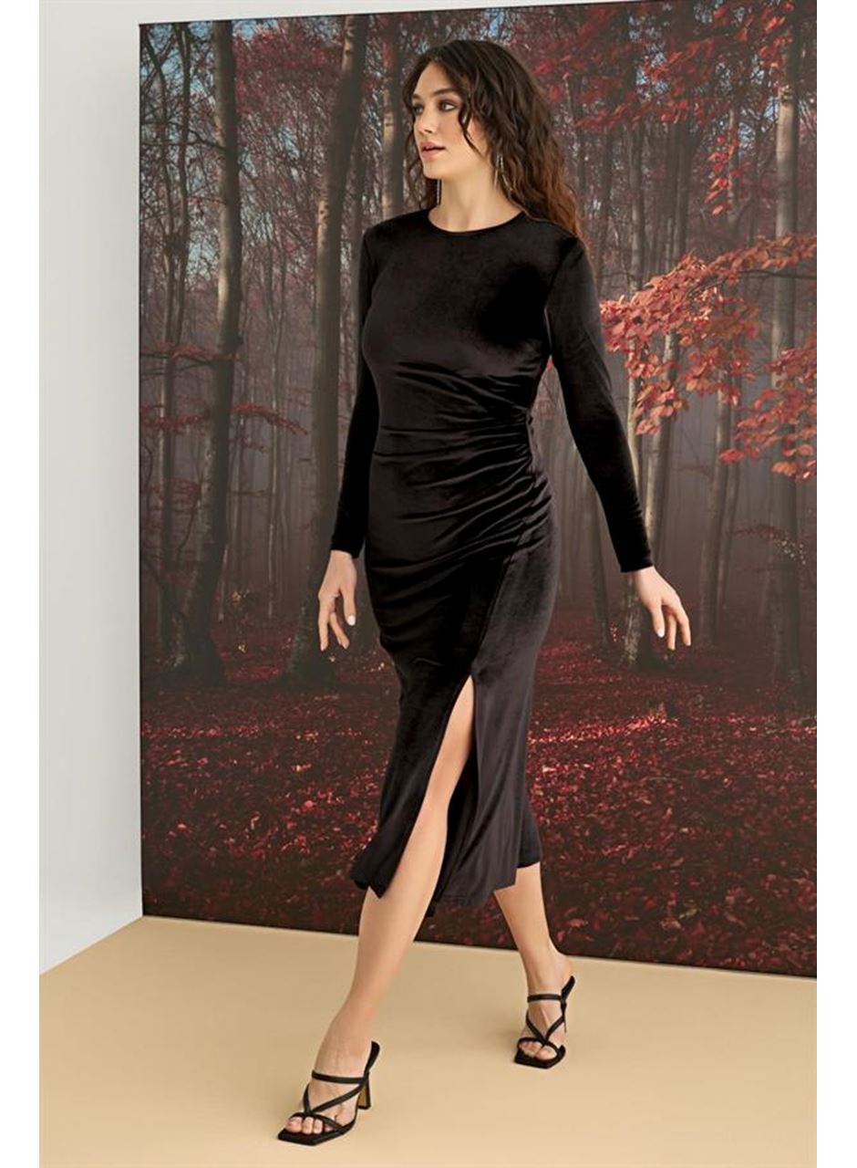 Uzun Kollu Yırtmaç Detaylı Kadife Elbise