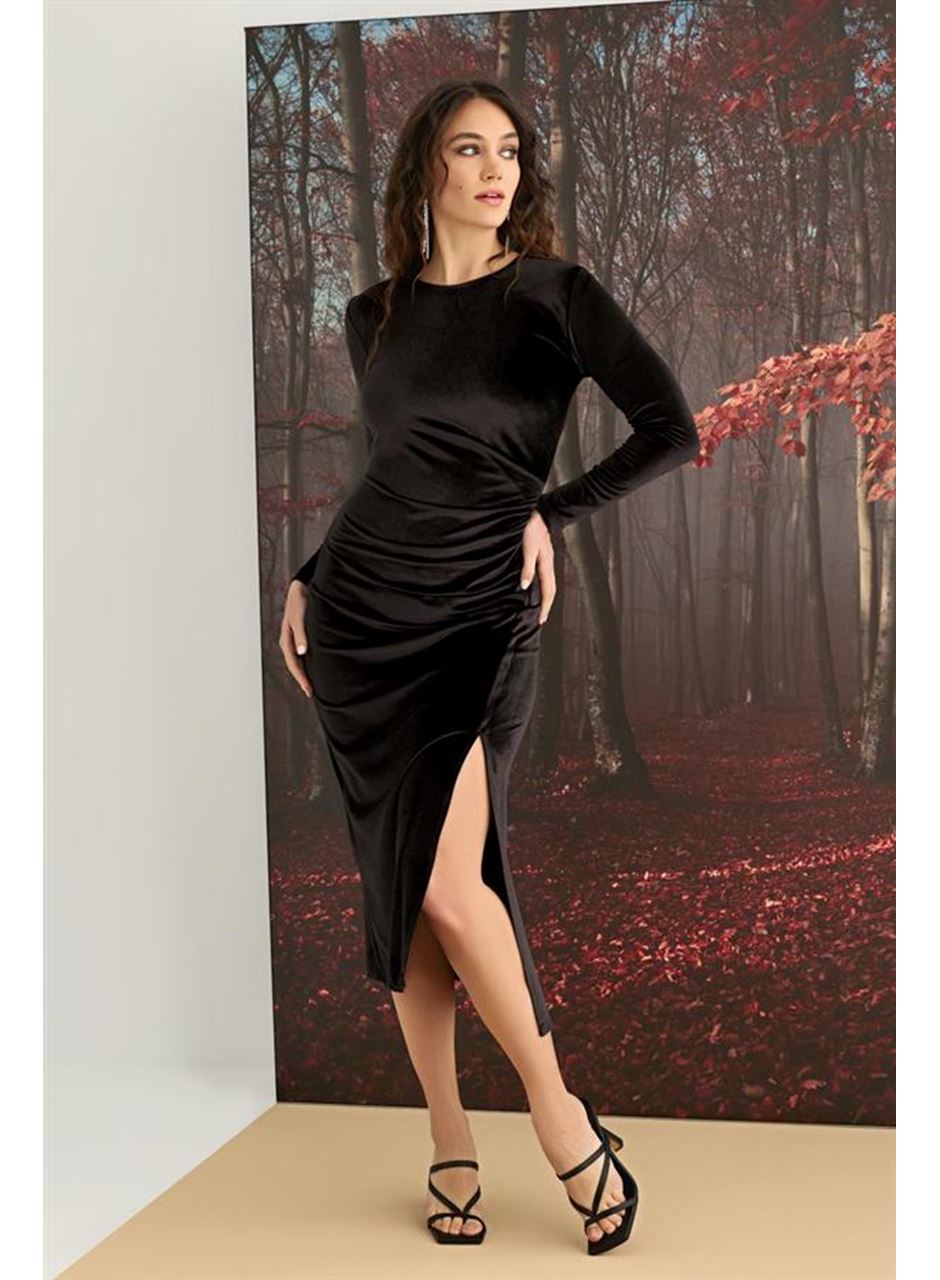 Uzun Kollu Yırtmaç Detaylı Kadife Elbise