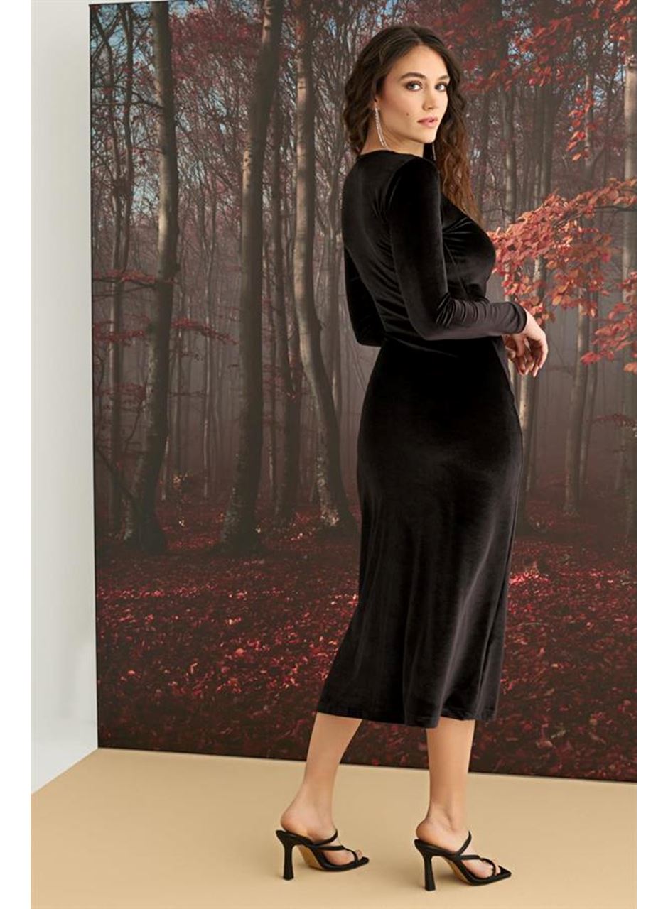 Uzun Kollu Yırtmaç Detaylı Kadife Elbise