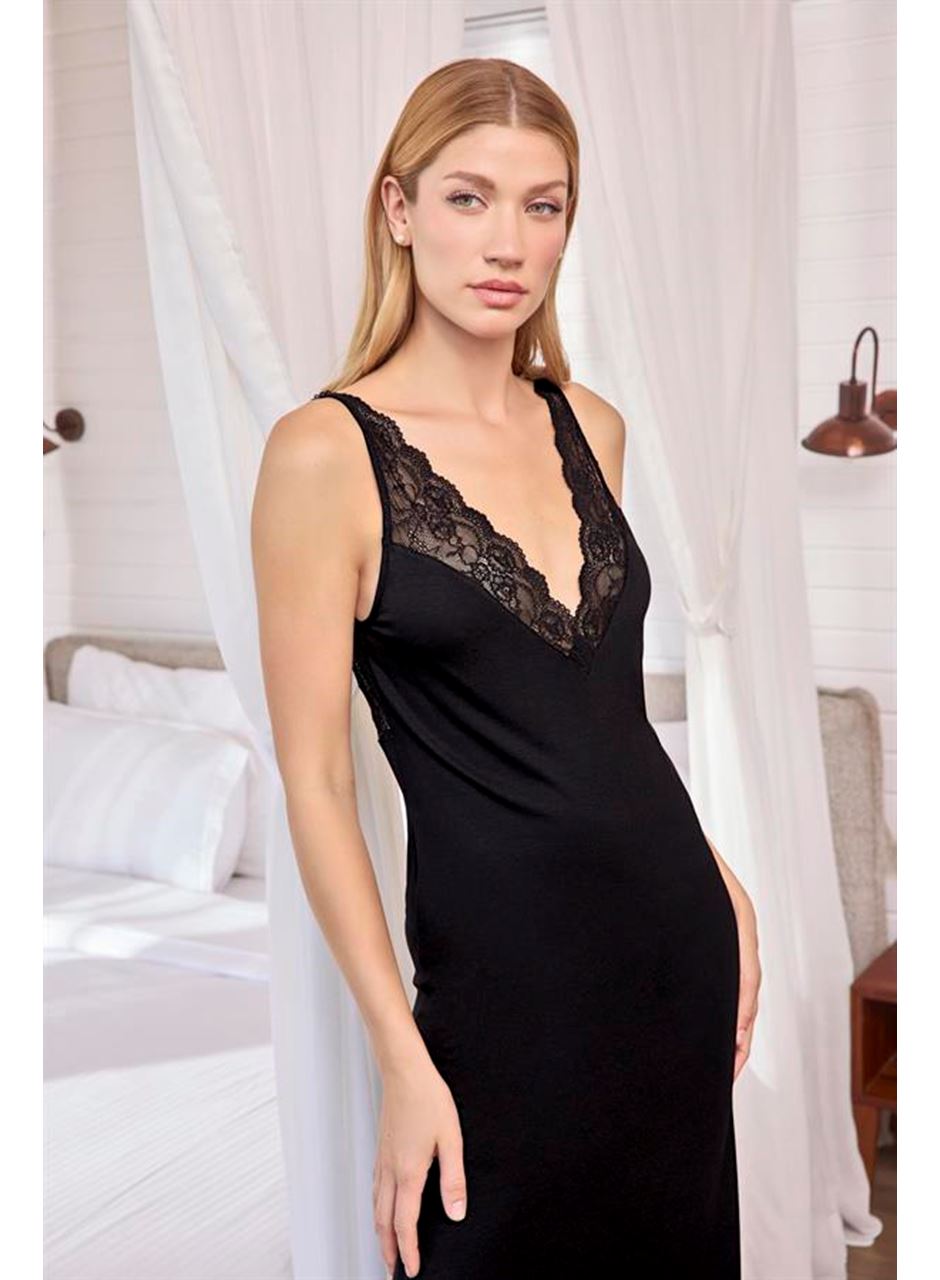 Dantelli Dekolteli ve Yırtmaçlı Gecelik