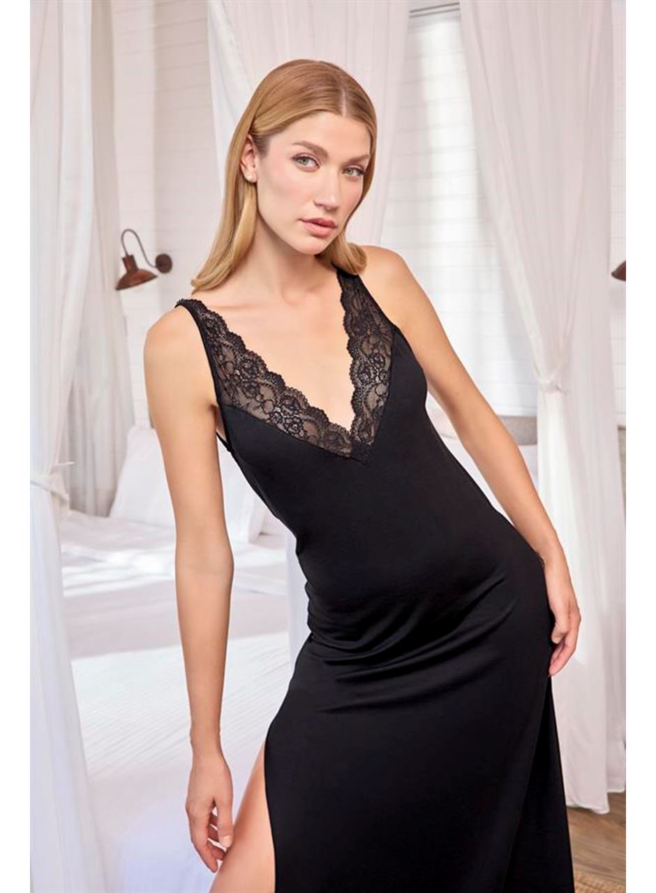 Dantelli Dekolteli ve Yırtmaçlı Gecelik