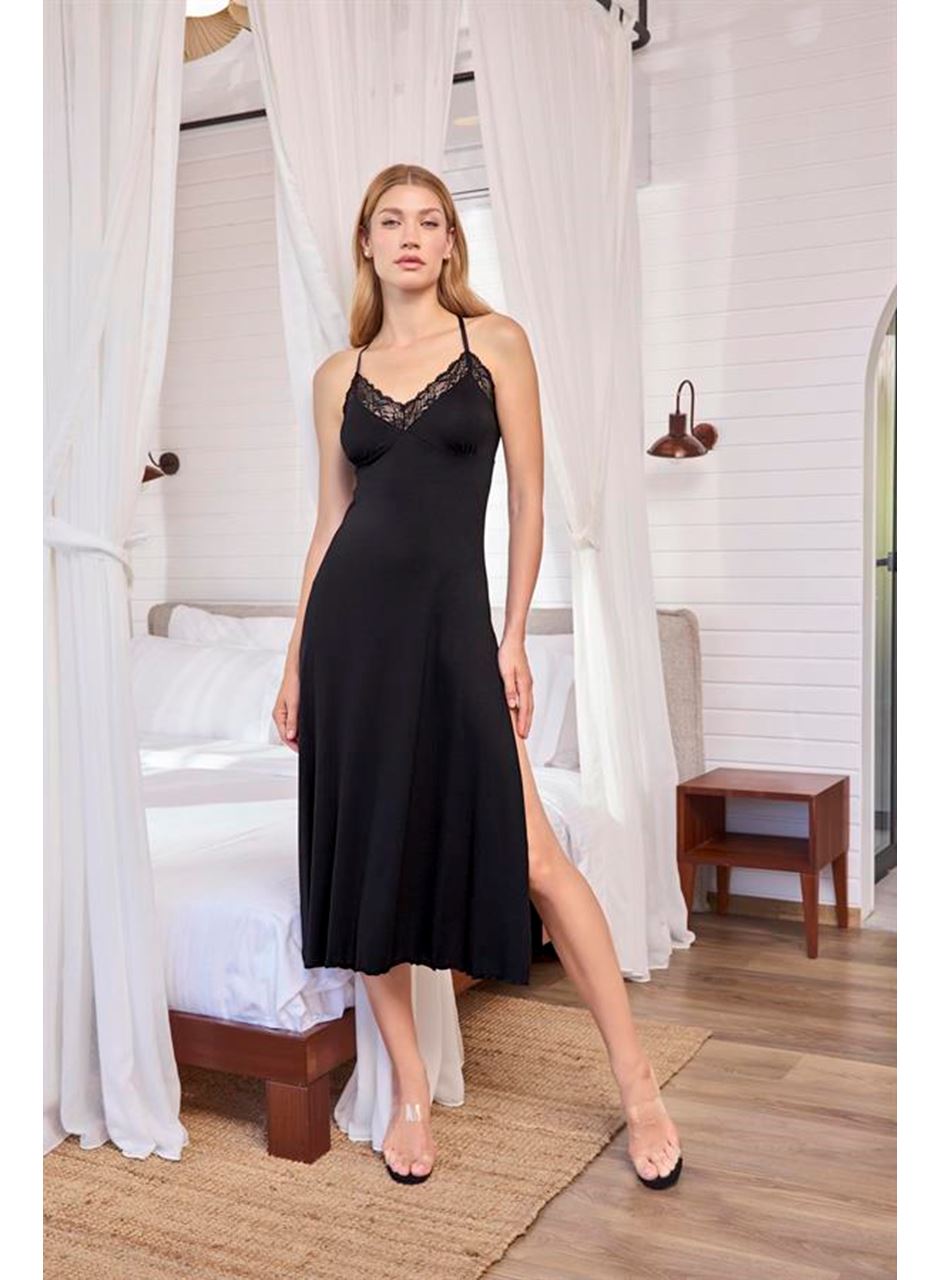 Dantelli ve Dekolteli Yırtmaçlı Gecelik