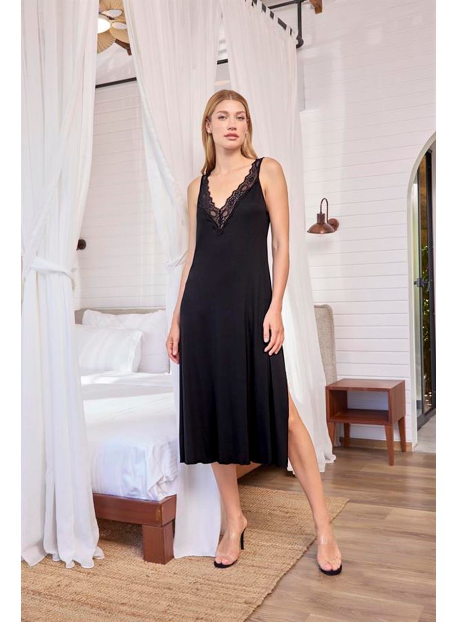 Göğüs ve Sırt Dekolteli Dantelli ve Yırtmaçlı Gecelik