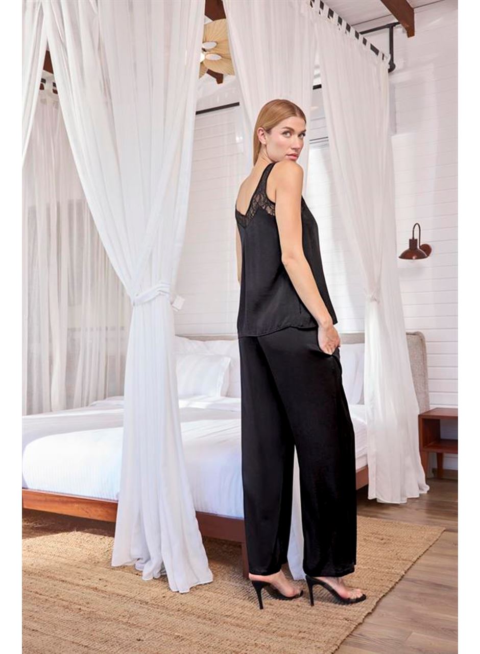 Viskon Dantelli ve Dekolteli Saten Pijama Takımı