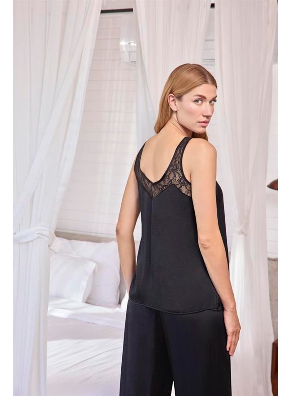 Viskon Dantelli ve Dekolteli Saten Pijama Takımı