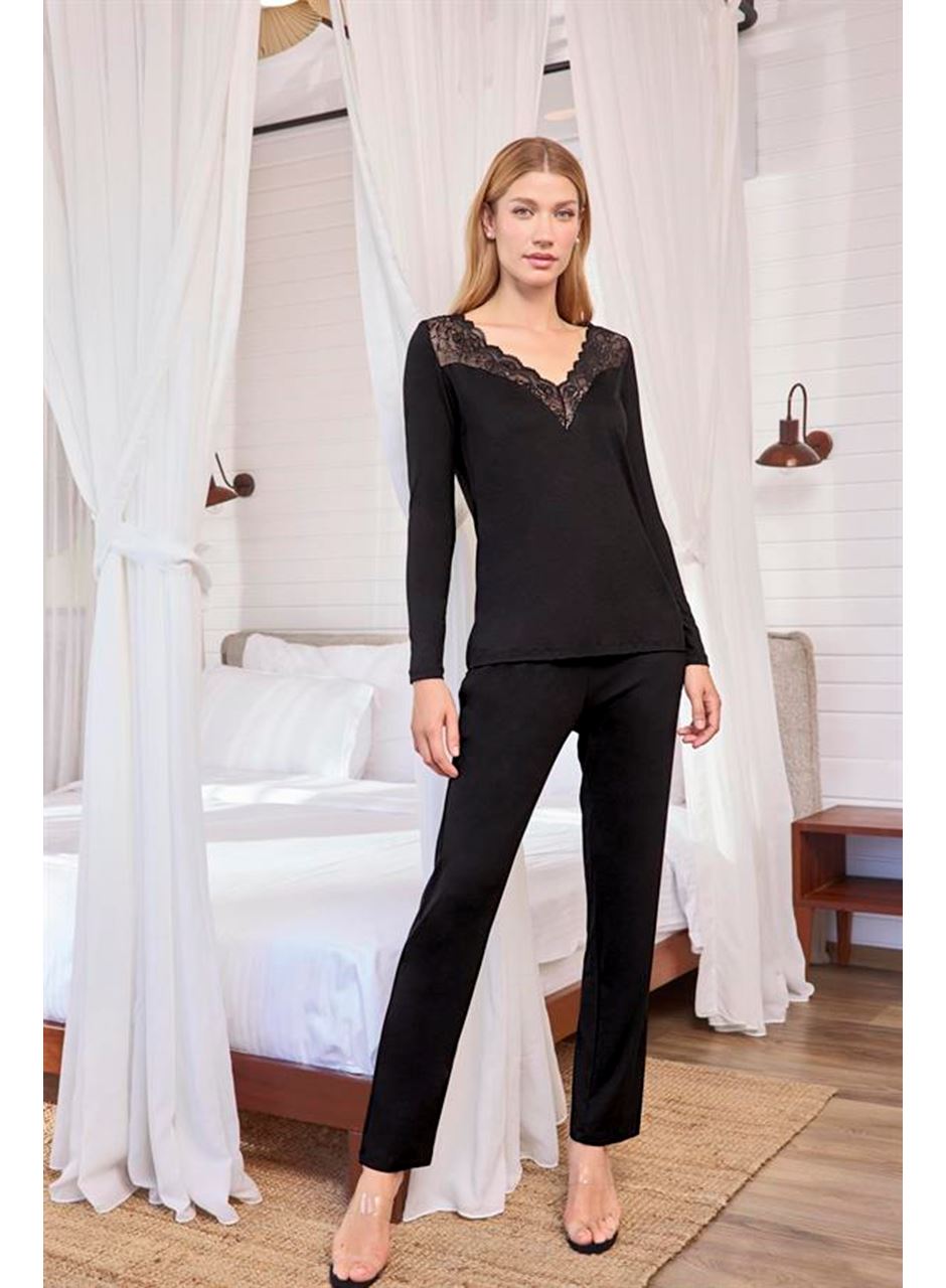 Uzun Kollu Dantelli ve Dekolteli Pijama Takımı