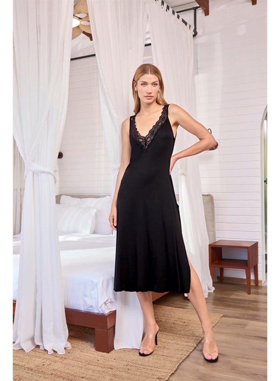 Göğüs ve Sırt Dekolteli Dantelli ve Yırtmaçlı Gecelik