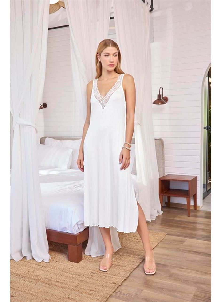 Göğüs ve Sırt Dekolteli Dantelli ve Yırtmaçlı Gecelik