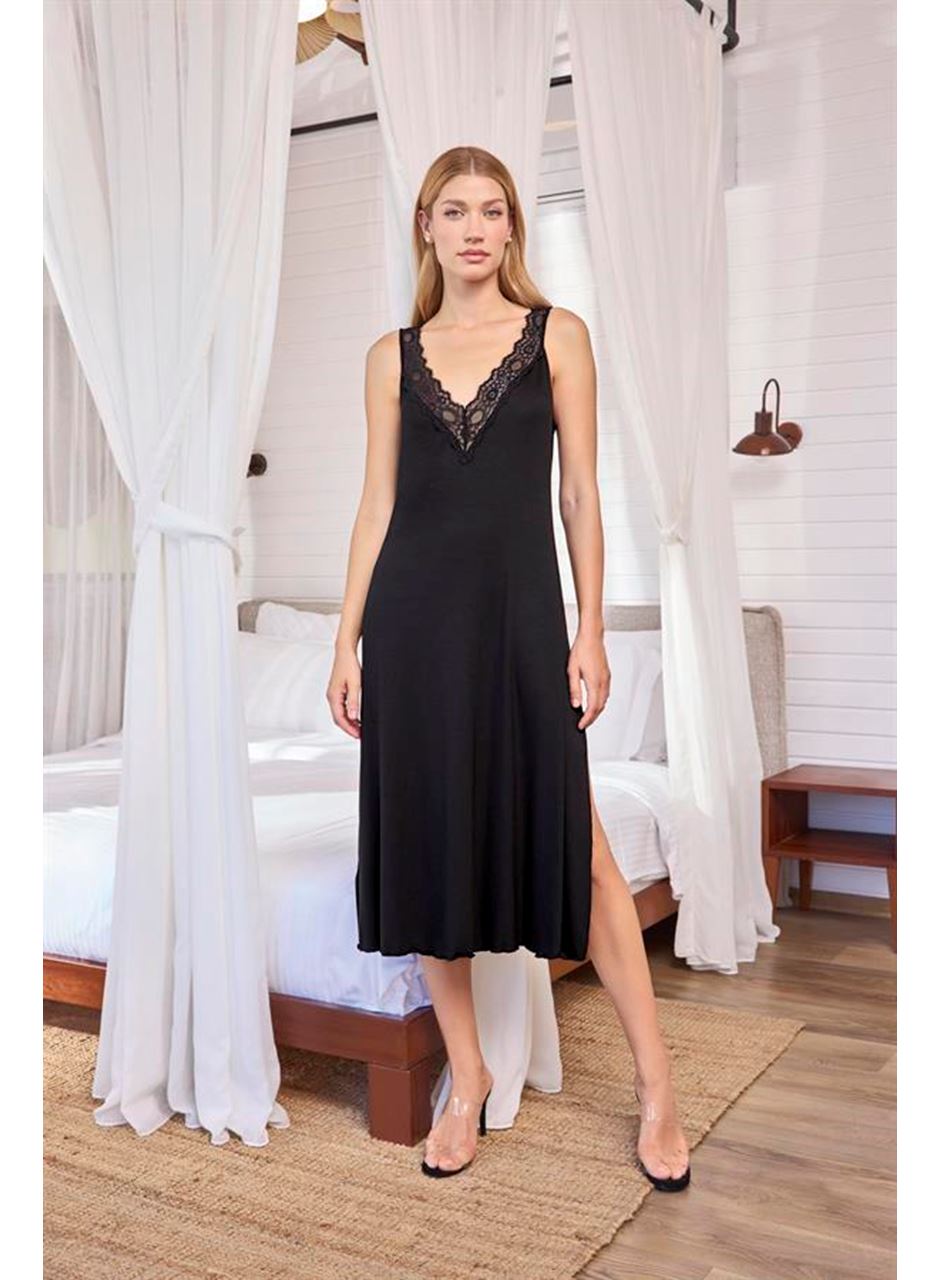 Göğüs ve Sırt Dekolteli Dantelli ve Yırtmaçlı Gecelik