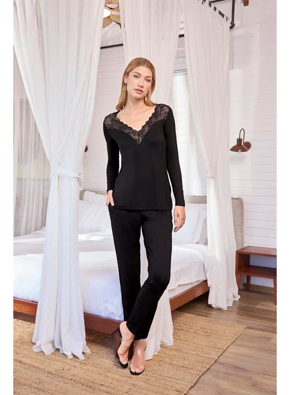 Uzun Kollu Dantelli ve Dekolteli Pijama Takımı