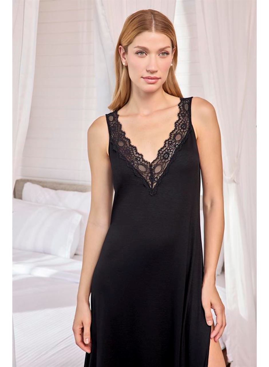 Göğüs ve Sırt Dekolteli Dantelli ve Yırtmaçlı Gecelik