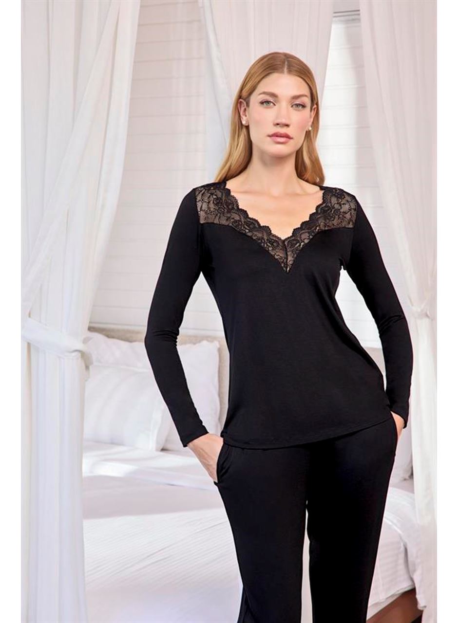 Uzun Kollu Dantelli ve Dekolteli Pijama Takımı
