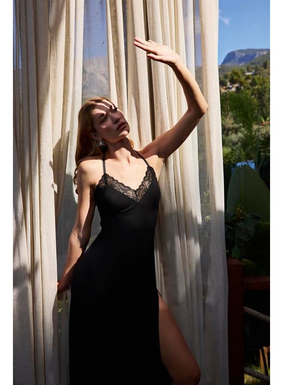 Dantelli ve Dekolteli Yırtmaçlı Gecelik