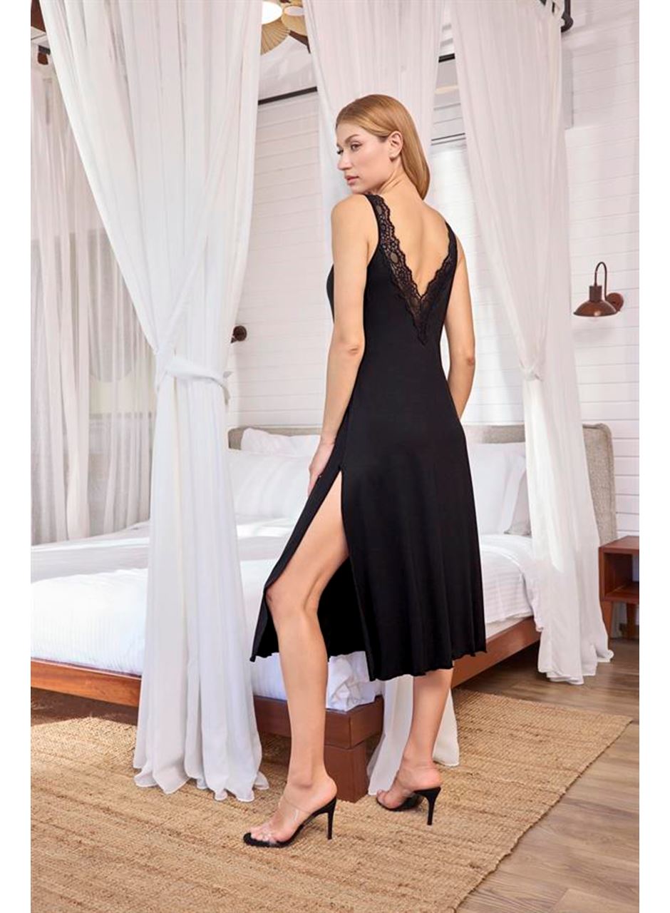 Göğüs ve Sırt Dekolteli Dantelli ve Yırtmaçlı Gecelik