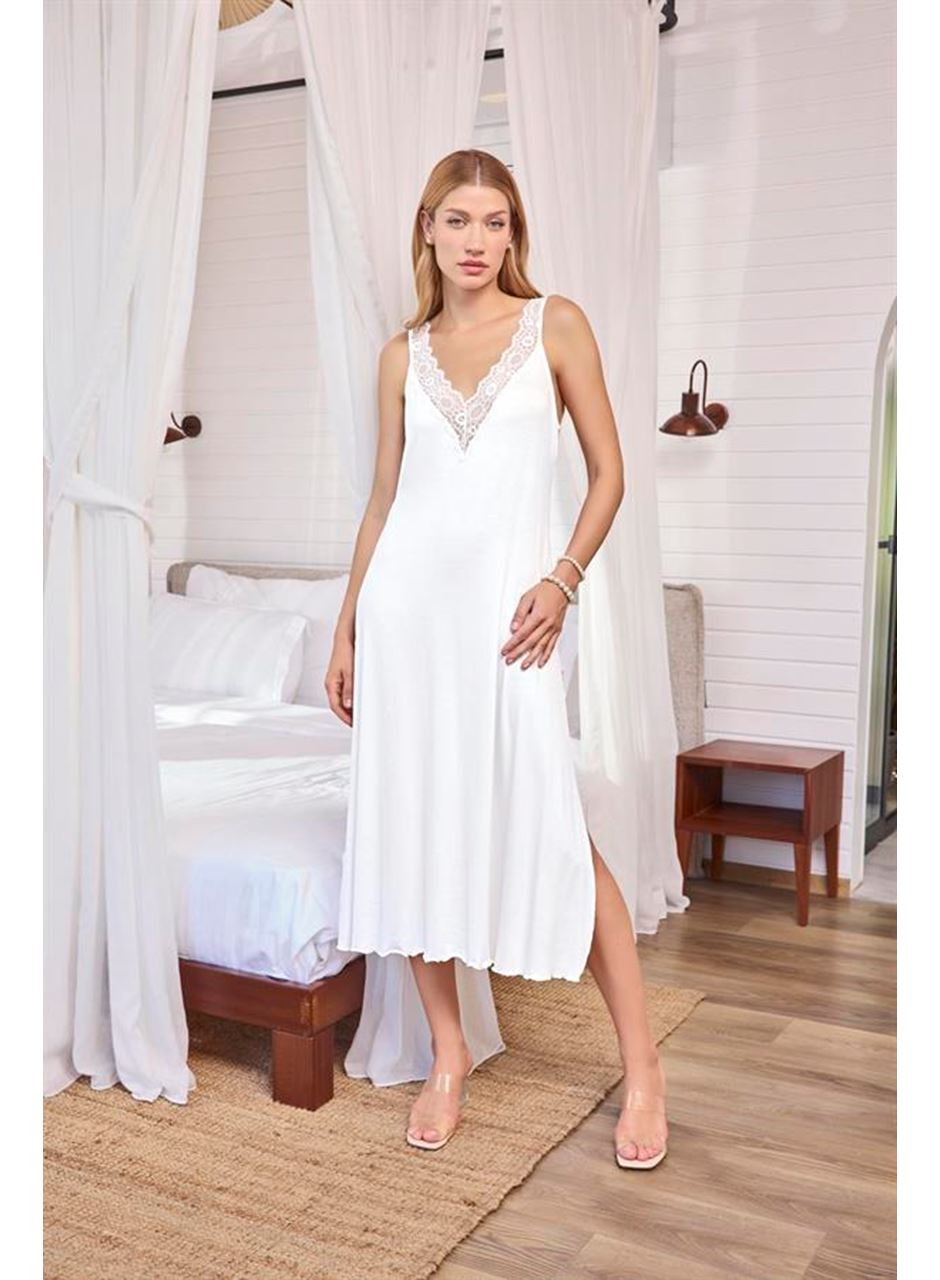 Göğüs ve Sırt Dekolteli Dantelli ve Yırtmaçlı Gecelik