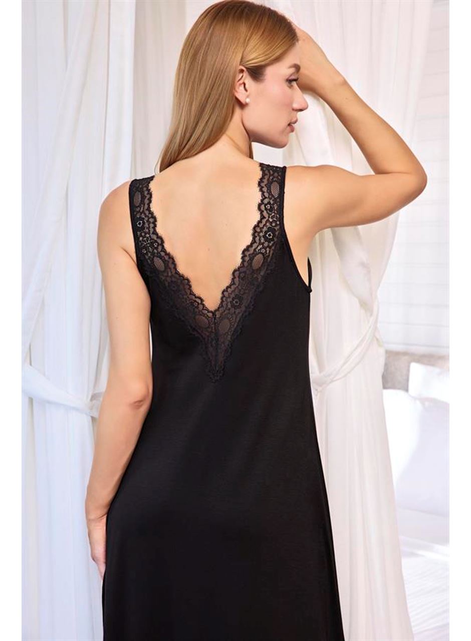 Göğüs ve Sırt Dekolteli Dantelli ve Yırtmaçlı Gecelik