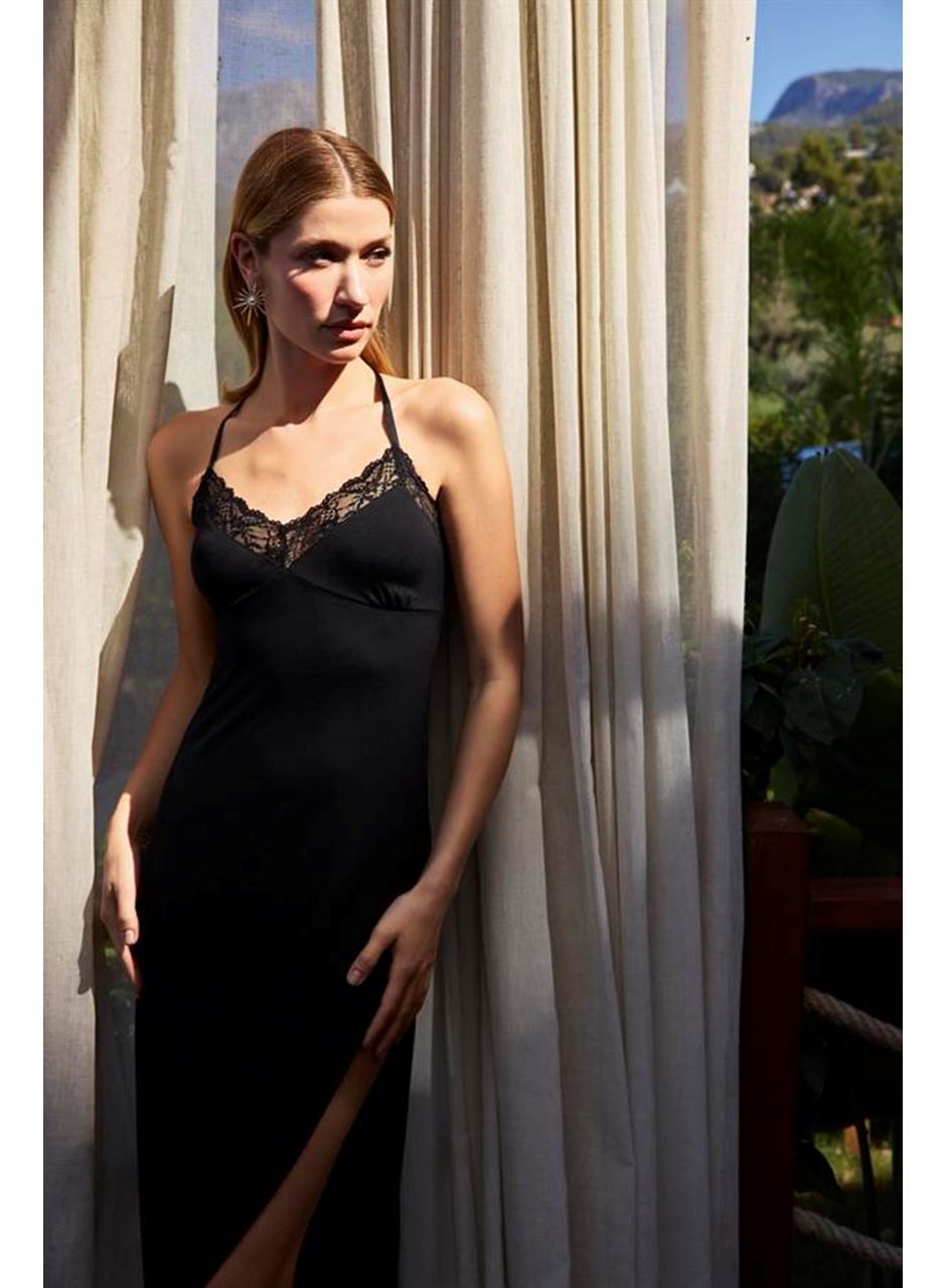 Dantelli ve Dekolteli Yırtmaçlı Gecelik