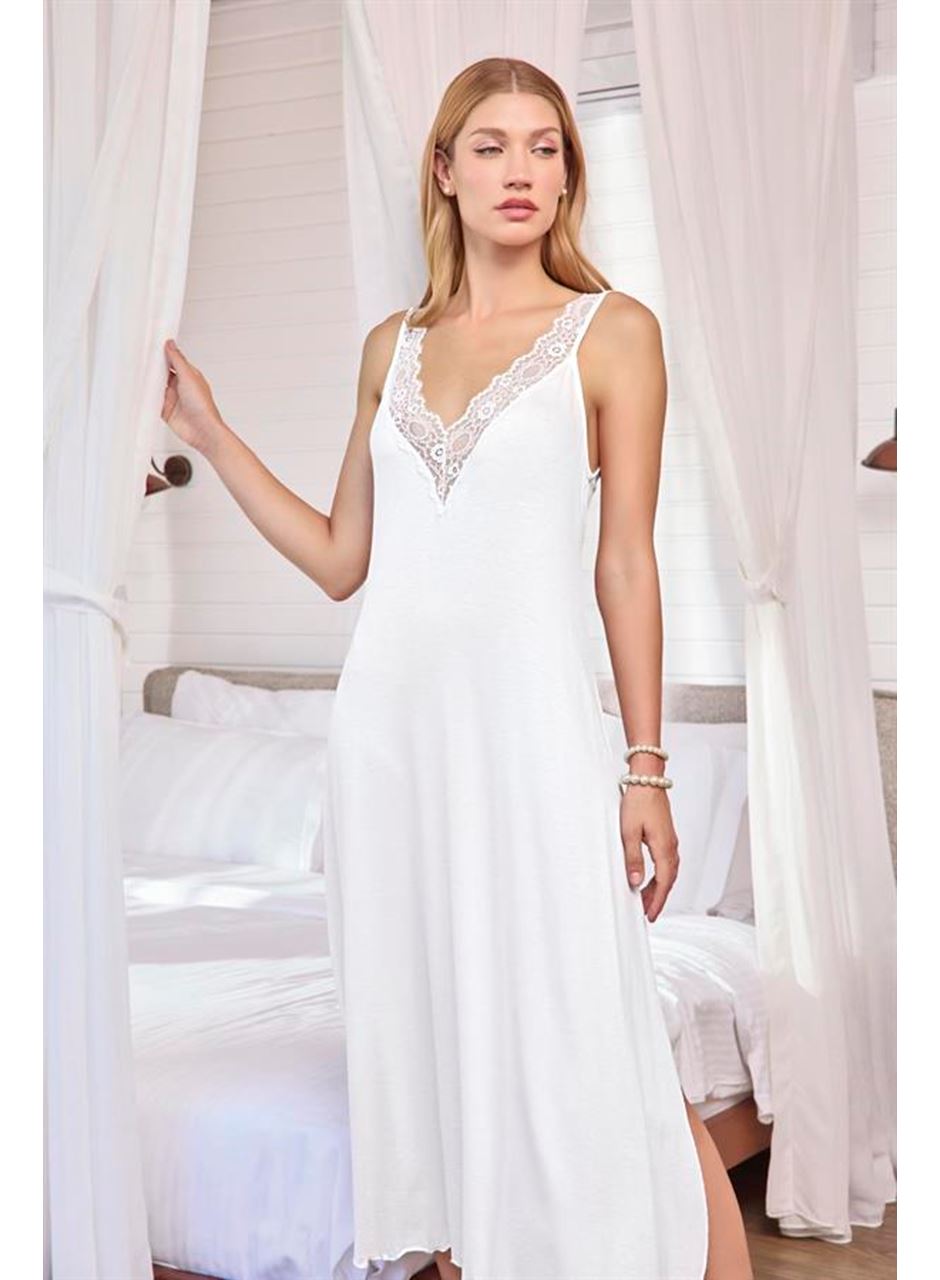 Göğüs ve Sırt Dekolteli Dantelli ve Yırtmaçlı Gecelik