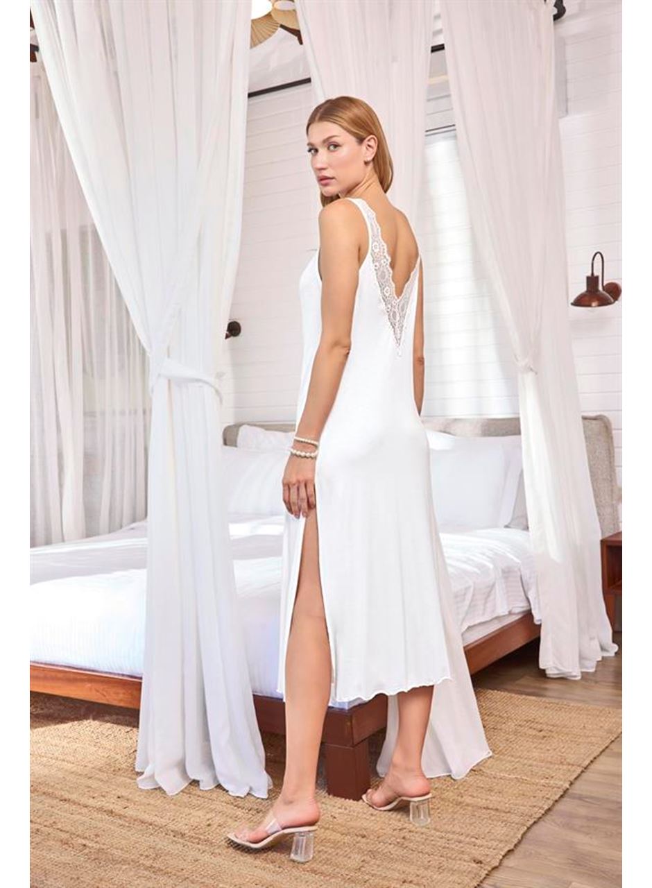 Göğüs ve Sırt Dekolteli Dantelli ve Yırtmaçlı Gecelik