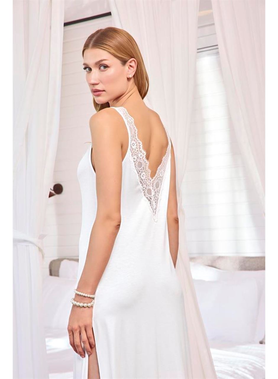 Göğüs ve Sırt Dekolteli Dantelli ve Yırtmaçlı Gecelik