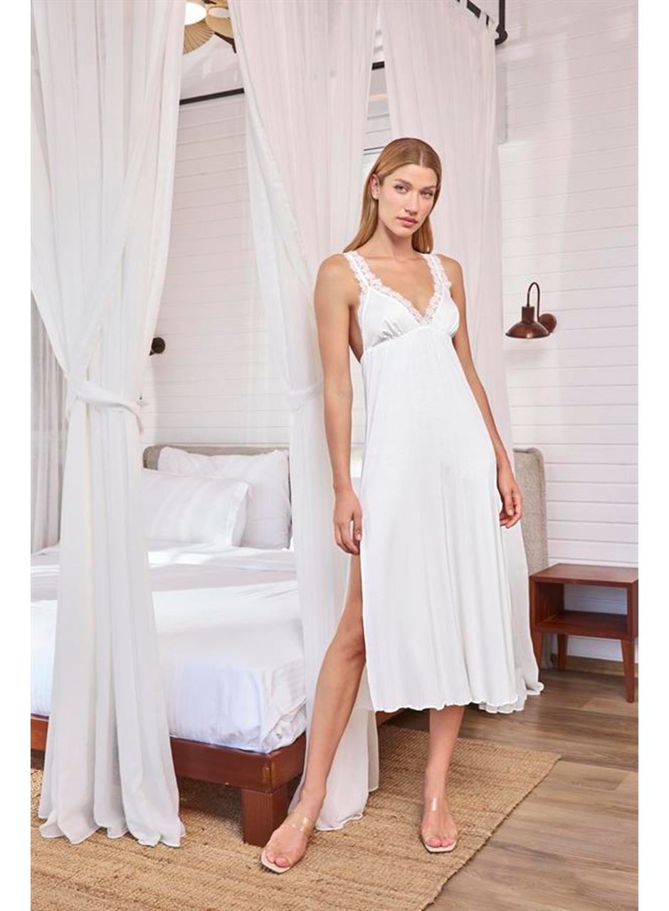 Dantelli ve Dekolteli Yırtmaçlı Gecelik