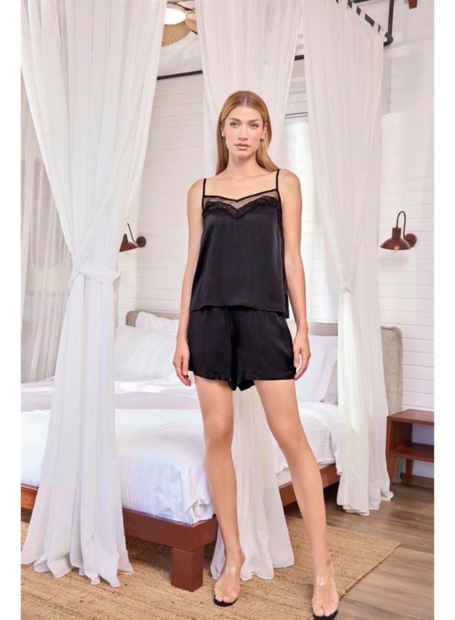 Dantelli Tüllü ve Dekolteli Saten Şort Takımı